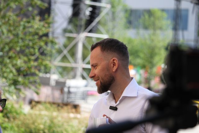 Maciej Wilk udziela wywiadu przed kamerą