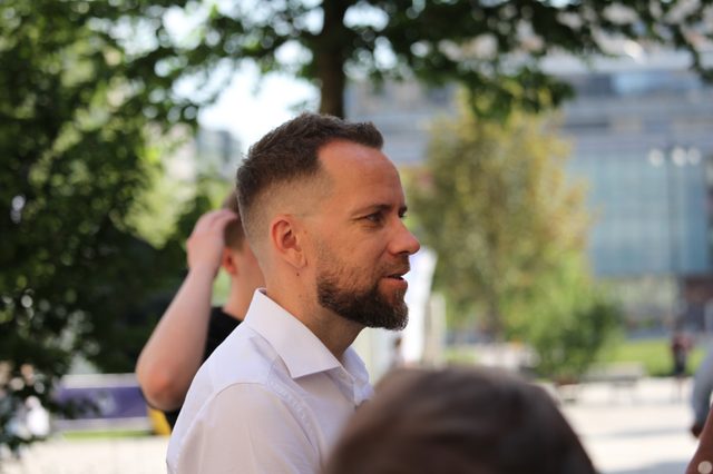 Maciej Wilk z profilu rozmawia z mieszkańcami