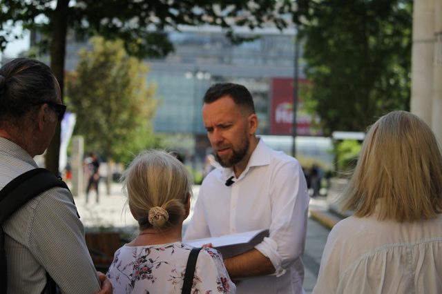 Maciej Wilk rozmawia z wolontariuszami Stołecznej Operacji Referendalnej