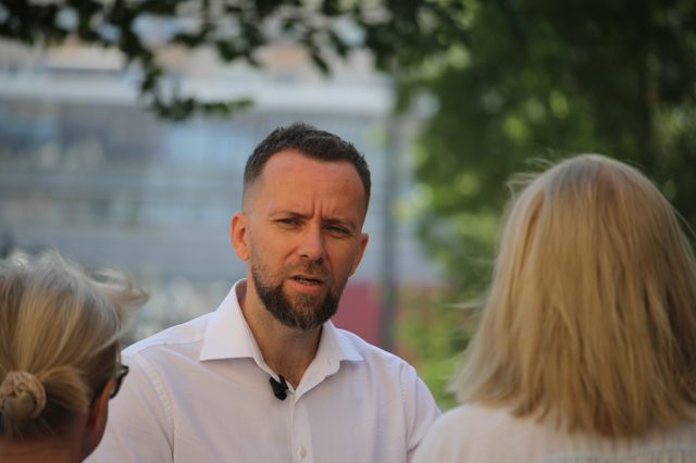 Maciej Wilk rozmawia z mieszkankami Warszawy