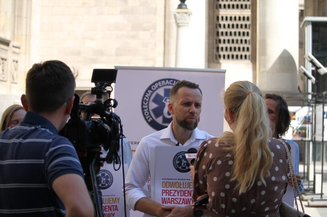 Maciej Wilk podczas konferencji prasowej przed banerem SOR