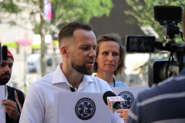Maciej Wilk udziela wywiadu przed mikrofonem Telewizji Trwam